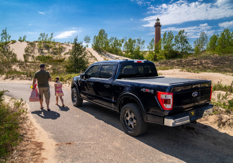 Roll-N-Lock 15-21 Nissan Navara NP300 DC (Spain) 5ft 1in Bed M-Series Tonneau Cover