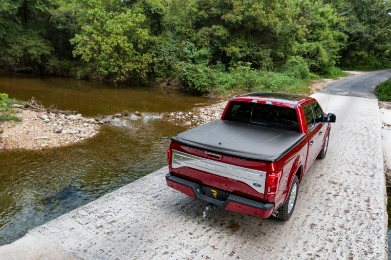 UnderCover 07-13 GMC Sierra 1500 / 07-14 Sierra 2500/3500 HD 6.5ft SE Bed Cover - Black Textured