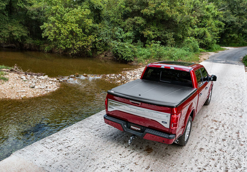 UnderCover 07-13 GMC Sierra 1500 / 07-14 Sierra 2500/3500 HD 6.5ft SE Bed Cover - Black Textured