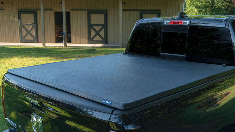 Lund 07-13 Chevy Silverado 1500 (8ft. Bed) Genesis Tri-Fold Tonneau Cover - Black