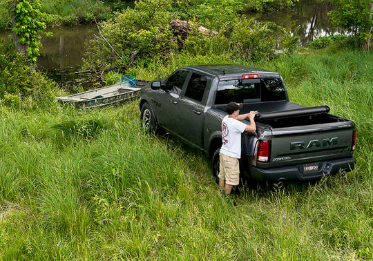 Truxedo 07-13 GMC Sierra & Chevrolet Silverado 2500/3500 Dually w/Bed Caps 8ft Deuce Bed Cover